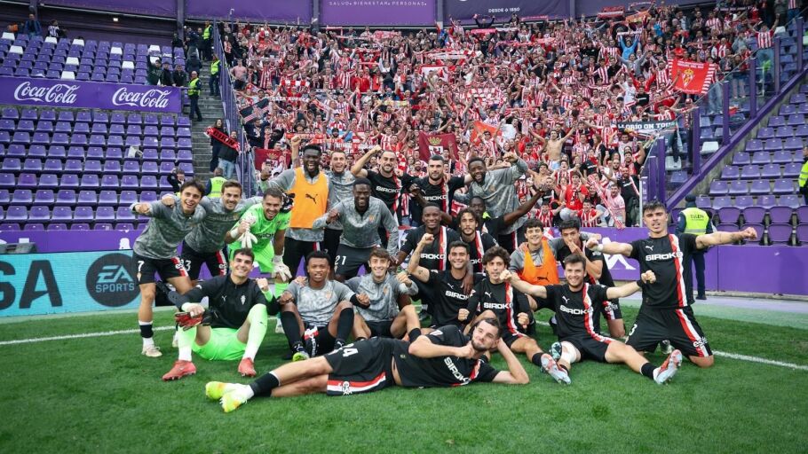 El equipo celebra la victoria con la afici&oacute;n