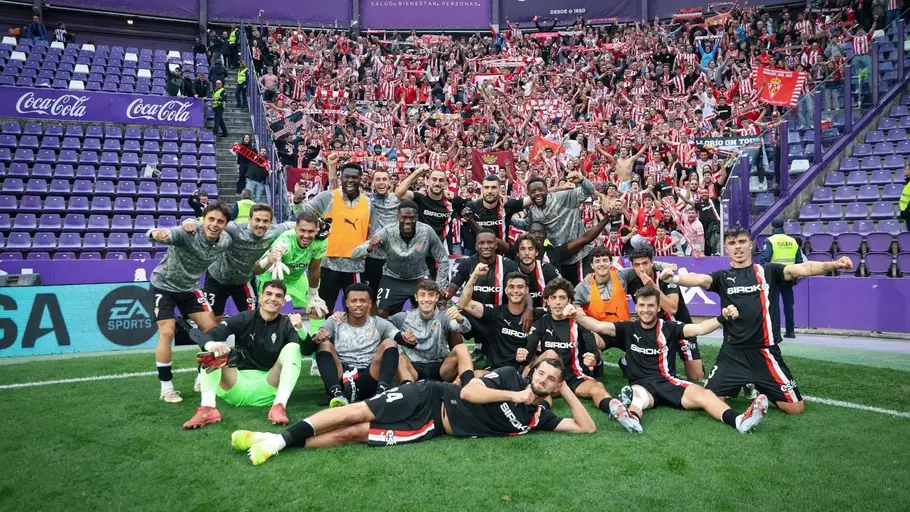 El equipo celebra la victoria con la afición El equipo celebra la victoria con la afición