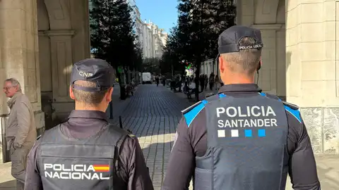 Agentes de la Policía Nacional de Santander y de la Policía Local de Santander Agentes de la Policía Nacional de Santander y de la Policía Local de Santander