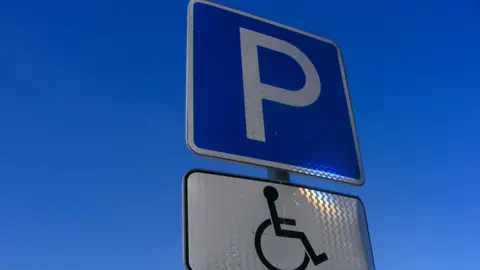 Una señal de plaza reservada para persona con movilidad reducida Una señal de plaza reservada para persona con movilidad reducida