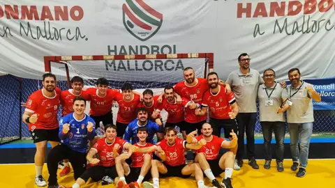 La plantilla del BM Elda CEE celebra el triunfo en Mallorca. La plantilla del BM Elda CEE celebra el triunfo en Mallorca.