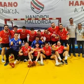 La plantilla del BM Elda CEE celebra el triunfo en Mallorca. La plantilla del BM Elda CEE celebra el triunfo en Mallorca.