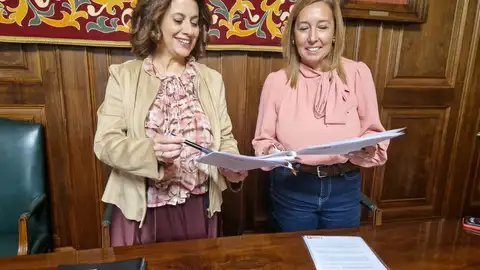 La alcaldesa de Teruel, Emma Buj, y la concejal de Hacienda, Carmen Romero ALCALDESA DE TERUEL