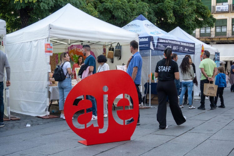 AJE demuestra, en la plaza mayor, el talento e innovación de la provincia de Segovia AJE demuestra, en la plaza mayor, el talento e innovación de la provincia de Segovia