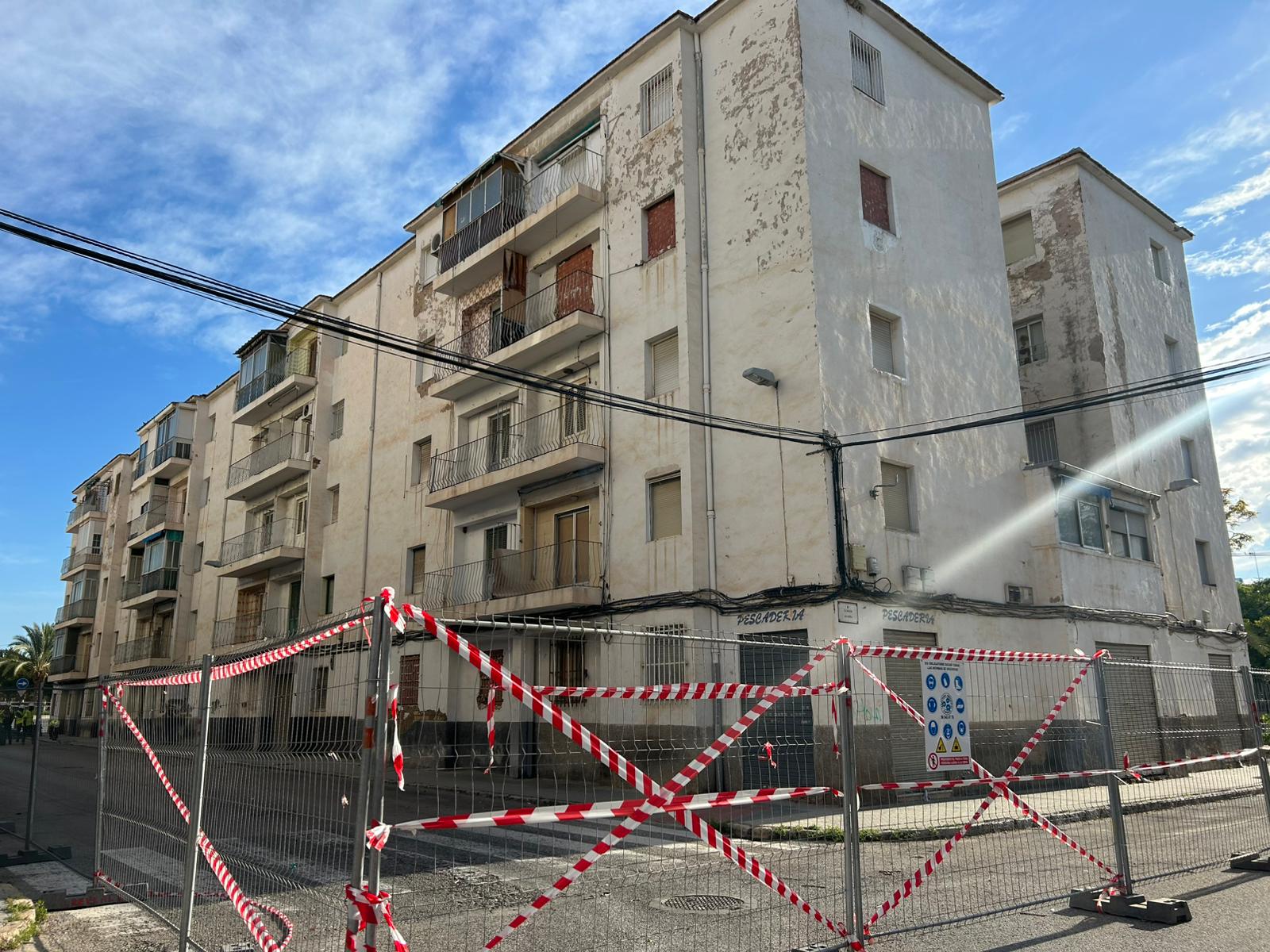 La demolición del bloque 11 de San Antón de Elche tiene vía libre y comenzará mientras se da solución al resto de edificios La demolición del bloque 11 de San Antón de Elche tiene vía libre y comenzará mientras se da solución al resto de edificios