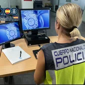 La Policía Nacional detiene a tres varones por apropiarse de material de una empresa de vehículos por valor de 50.000 euros La Policía Nacional detiene a tres varones por apropiarse de material de una empresa de vehículos por valor de 50.000 euros