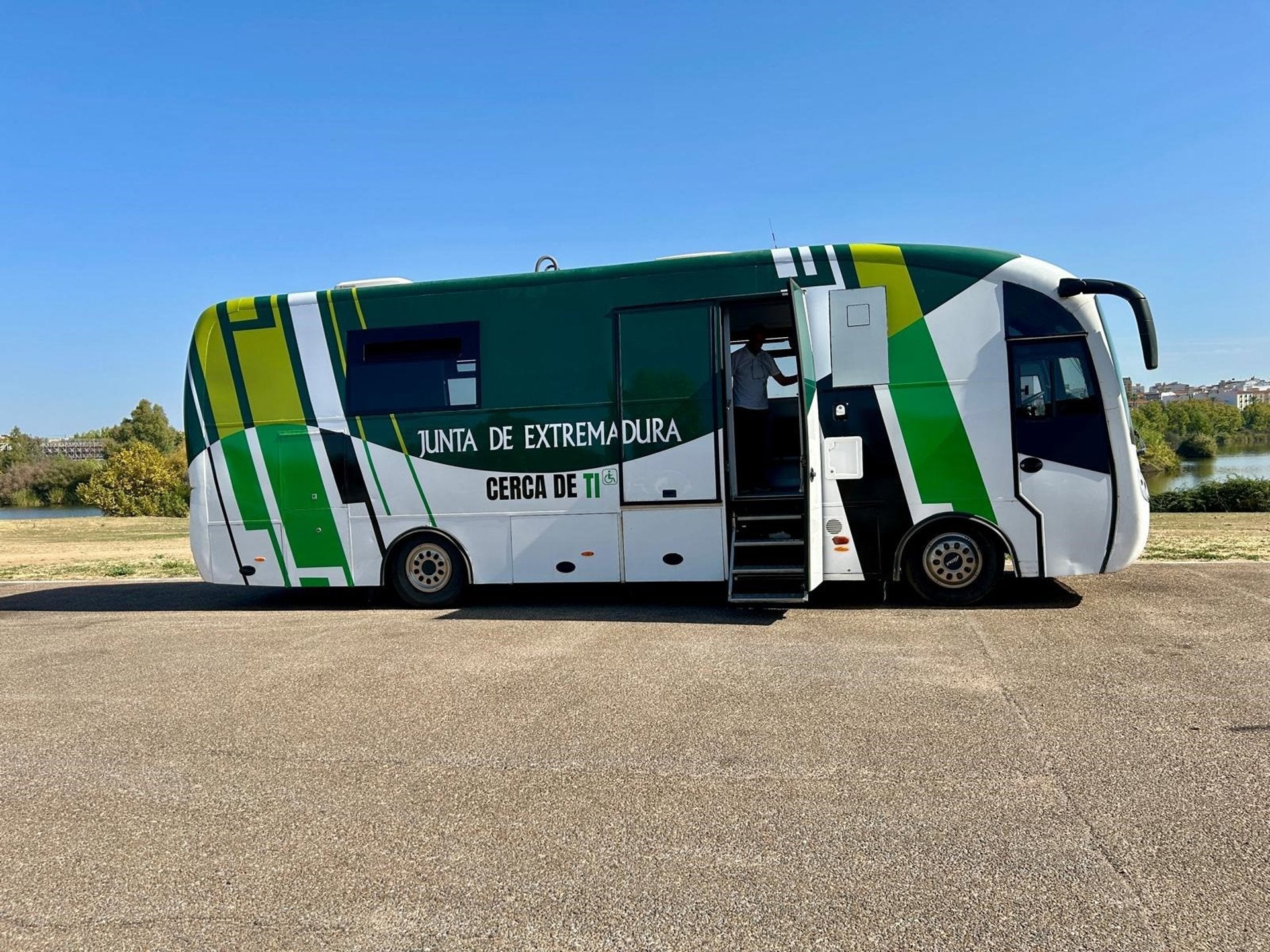 Un autobús recorrerá 40 localidades extremeñas para informar de las ayudas a los municipios afectados por los incendios Un autobús recorrerá 40 localidades extremeñas para informar de las ayudas a los municipios afectados por los incendios
