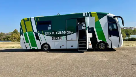 Un autobús recorrerá 40 localidades extremeñas para informar de las ayudas a los municipios afectados por los incendios Un autobús recorrerá 40 localidades extremeñas para informar de las ayudas a los municipios afectados por los incendios