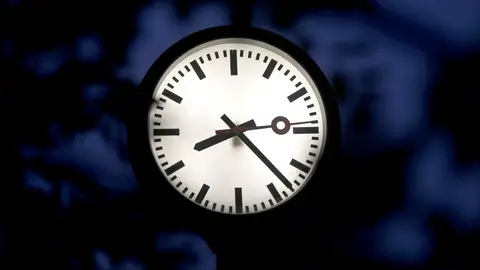 Imagen de archivo de un reloj Con qué horario se quedaría España si acabase con el cambio de hora, tal y como propone Pedro Sánchez