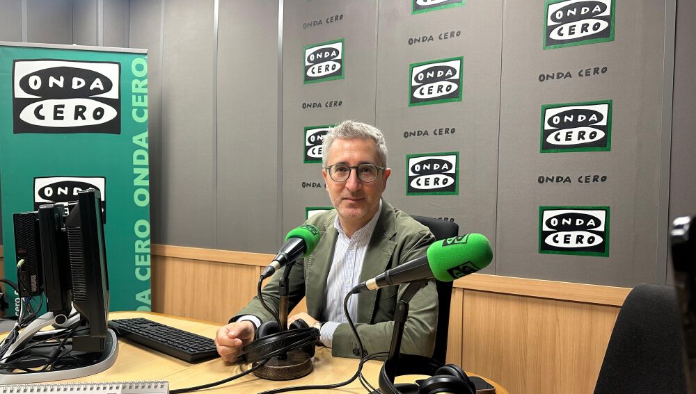 Arcadi España en la emisora de Alzira