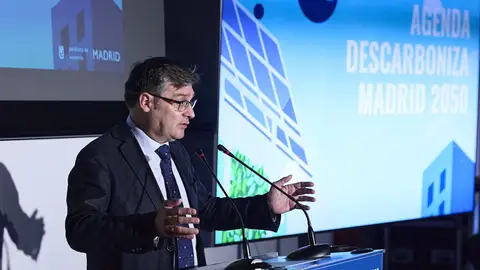 El delegado de Políticas de Vivienda, Álvaro González, presenta la Agenda Descarboniza Madrid 2050 El delegado de Políticas de Vivienda, Álvaro González, presenta la Agenda Descarboniza Madrid 2050