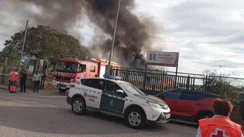 Un incendio moviliza a varias dotaciones de bomberos de ambas provincias en una fábrica de corcho en San Vicente de Alcántara Un incendio moviliza a varias dotaciones de bomberos de ambas provincias en una fábrica de corcho en San Vicente de Alcántara