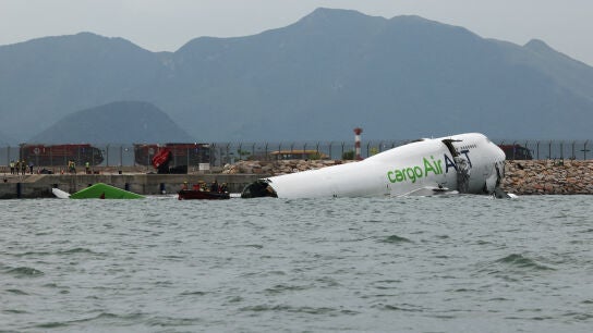 Un avi&oacute;n de cargo acaba sumergido parcialmente en el mar tras perder el control