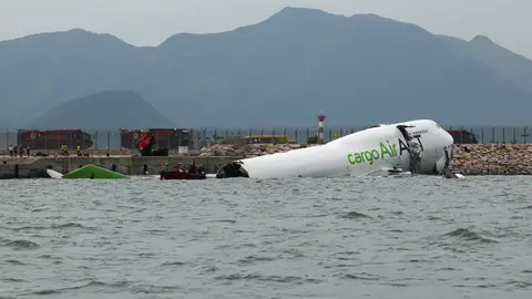 Un avión de cargo acaba sumergido parcialmente en el mar tras perder el control Un avión de cargo acaba sumergido parcialmente en el mar tras perder el control