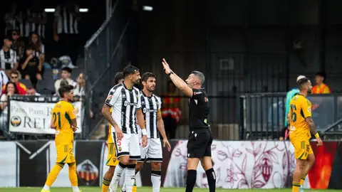 Los jugadores del Castellón protestan una decisión arbitral frente al Albacete Los jugadores del Castellón protestan una decisión arbitral frente al Albacete