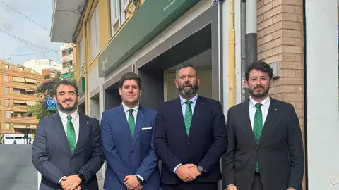 De izquierda a derecha Daniel Juan (director de la oficina), David Burgada, Carlos Martín-Salas y Sebastián Rodríguez De izquierda a derecha Daniel Juan (director de la oficina), David Burgada, Carlos Martín-Salas y Sebastián Rodríguez