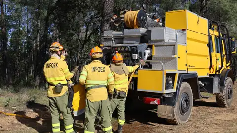 La Junta insiste en que "no va a despedir a ningún bombero forestal" y CCOO insta a convocar a los sindicatos La Junta insiste en que "no va a despedir a ningún bombero forestal" y CCOO insta a convocar a los sindicatos