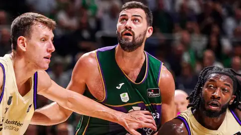 Ibon Navarro, de Unicaja: "Agarrarte al partido con tanto desacierto habla bien del equipo" En la foto, David Kravish, jugador de Unicaja
