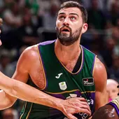 Ibon Navarro, de Unicaja: "Agarrarte al partido con tanto desacierto habla bien del equipo" Ibon Navarro, de Unicaja: "Agarrarte al partido con tanto desacierto habla bien del equipo"