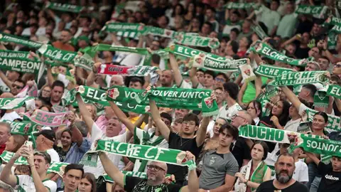 Aficionados del Elche en el Martínez Valero. Aficionados del Elche en el Martínez Valero.