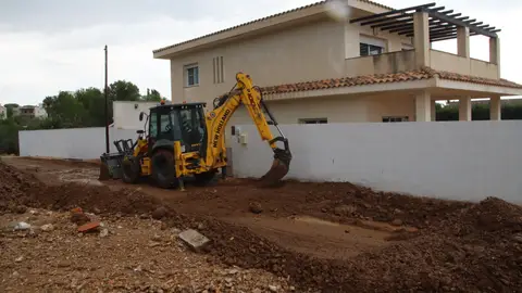 Excavadora a la urbanització Serramar d'Alcanar. Excavadora a la urbanització Serramar d'Alcanar.