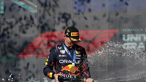 Max Verstappen celebrando en el podio Max Verstappen celebrando en el podio/ EFE/EPA/DUSTIN SAFRANEK