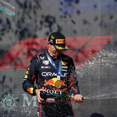 Max Verstappen celebrando en el podio/ EFE/EPA/DUSTIN SAFRANEK Max Verstappen celebrando en el podio/ EFE/EPA/DUSTIN SAFRANEK