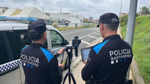Dos agentes de la Policía Local de Santander con el nuevo radar móvil Dos agentes de la Policía Local de Santander con el nuevo radar móvil