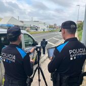 Dos agentes de la Policía Local de Santander con el nuevo radar móvil