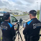 Dos agentes de la Policía Local de Santander con el nuevo radar móvil Dos agentes de la Policía Local de Santander con el nuevo radar móvil