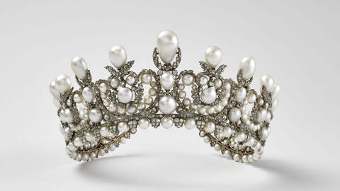 Imagen facilitada de la diadema la emperatriz Eugenia robada del Museo del Louvre, en Par&iacute;s. 
