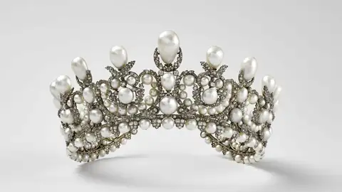 Imagen facilitada de la diadema la emperatriz Eugenia robada del Museo del Louvre, en París. Imagen facilitada de la diadema la emperatriz Eugenia robada del Museo del Louvre, en París.