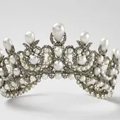 Imagen facilitada de la diadema la emperatriz Eugenia robada del Museo del Louvre, en París. Imagen facilitada de la diadema la emperatriz Eugenia robada del Museo del Louvre, en París.