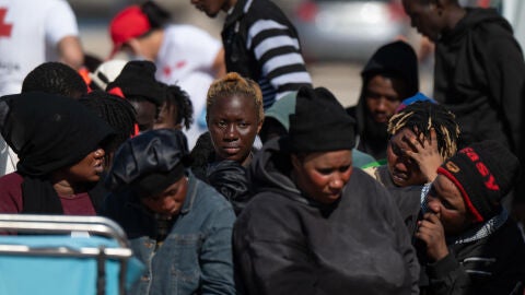 Salvamento Mar&iacute;timo ha socorrido este domingo por la tarde a 54 personas de origen subsahariano y magreb&iacute; que intentaban llegar a Fuerteventura en una lancha neum&aacute;tica, entre ellas trece mujeres y una mujer. 