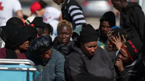 Salvamento Marítimo ha socorrido este domingo por la tarde a 54 personas de origen subsahariano y magrebí que intentaban llegar a Fuerteventura en una lancha neumática, entre ellas trece mujeres y una mujer. Salvamento Marítimo ha socorrido este domingo por la tarde a 54 personas de origen subsahariano y magrebí que intentaban llegar a Fuerteventura en una lancha neumática, entre ellas trece mujeres y una mujer.