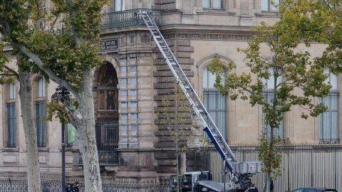 La escalera extensible utilizada por tres ladrones para acceder a uno de los pisos superiores del museo en la esquina sureste del Museo del Louvre. La escalera extensible utilizada por tres ladrones para acceder a uno de los pisos superiores del museo en la esquina sureste del Museo del Louvre.