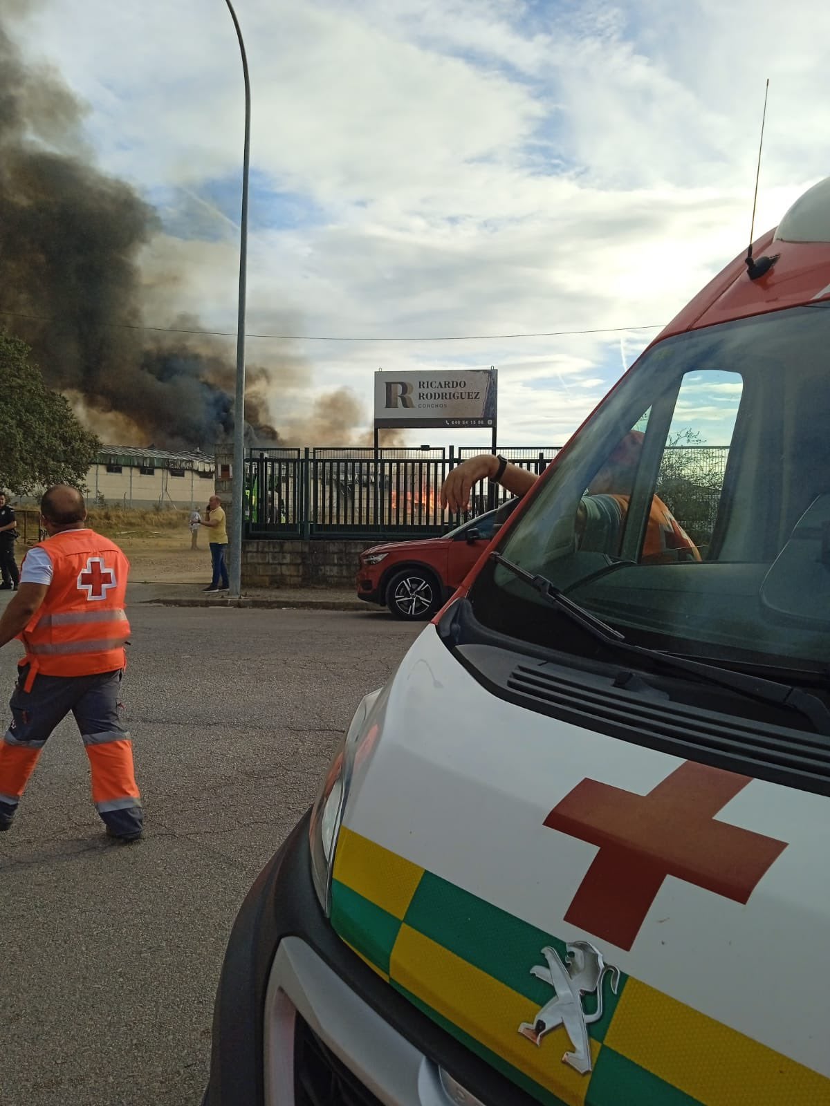 Evoluciona "favorablemente" el incendio declarado en un apilamiento de corcho en San Vicente de Alcántara Evoluciona "favorablemente" el incendio declarado en un apilamiento de corcho en San Vicente de Alcántara
