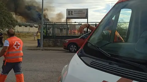 Evoluciona "favorablemente" el incendio declarado en un apilamiento de corcho en San Vicente de Alcántara Evoluciona "favorablemente" el incendio declarado en un apilamiento de corcho en San Vicente de Alcántara
