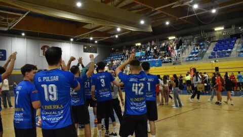 Los jugadores de Conf&iacute;a celebran su primera victoria