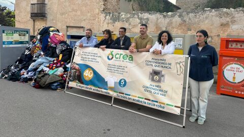El Ayuntamiento de Mon&oacute;var y el Consorcio Crea implantan la recogida separada de residuos textiles en El Xinorlet.