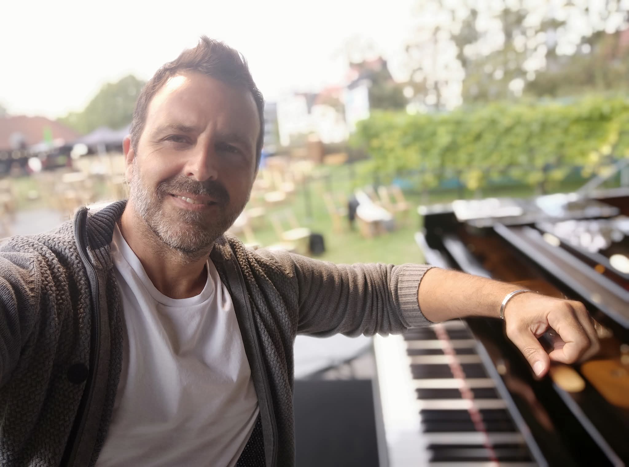 El torrevejense Enrique Simón enriquece su espacio musical con dos conciertos en el ciclo de jazz 'Los viernes del palacio' El torrevejense Enrique Simón enriquece su espacio musical con dos conciertos en el ciclo de jazz 'Los viernes del palacio'