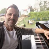 El torrevejense Enrique Simón enriquece su espacio musical con dos conciertos en el ciclo de jazz 'Los viernes del palacio' El torrevejense Enrique Simón enriquece su espacio musical con dos conciertos en el ciclo de jazz 'Los viernes del palacio'