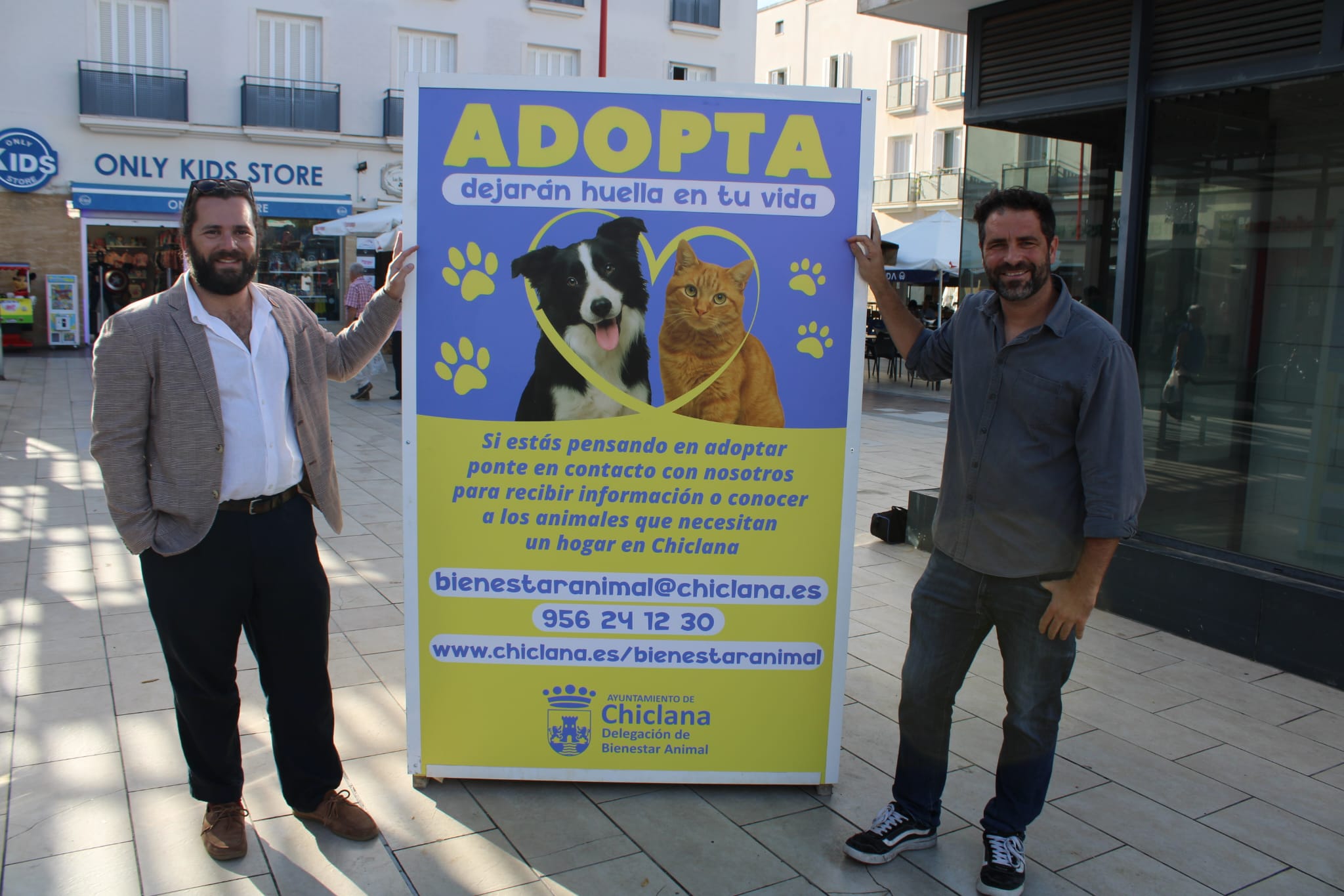 El Ayuntamiento de Chiclana instala un cubo informativo sobre las adopciones de animales en la Plaza de Las Bodegas El Ayuntamiento de Chiclana instala un cubo informativo sobre las adopciones de animales en la Plaza de Las Bodegas