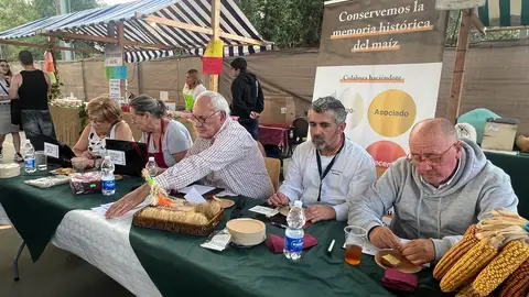 Imagen del jurado durante el concurso de bizcochos de maíz Imagen del jurado durante el concurso de bizcochos de maíz