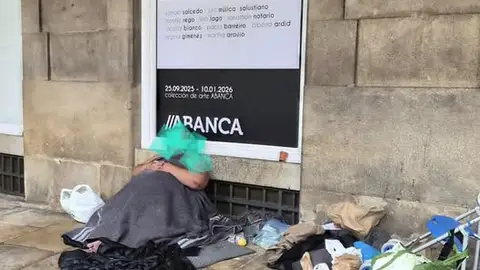 Vecinos de la plaza de Cervantes inician una recogida de firmas para buscar una solución ante un problema "de salud pública" provocada por una persona sin techo que altera la convivencia Vecinos de la plaza de Cervantes inician una recogida de firmas para buscar una solución ante un problema "de salud pública" provocada por una persona sin techo que altera la convivencia