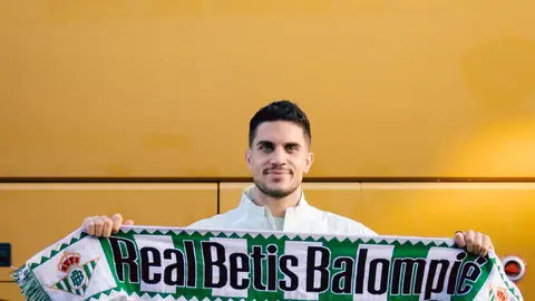 Marc Bartra posa con una bufanda del Betis antes del vuelo de la expedición verdiblanca a Lieja. Marc Bartra posa con una bufanda del Betis antes del vuelo de la expedición verdiblanca a Lieja.