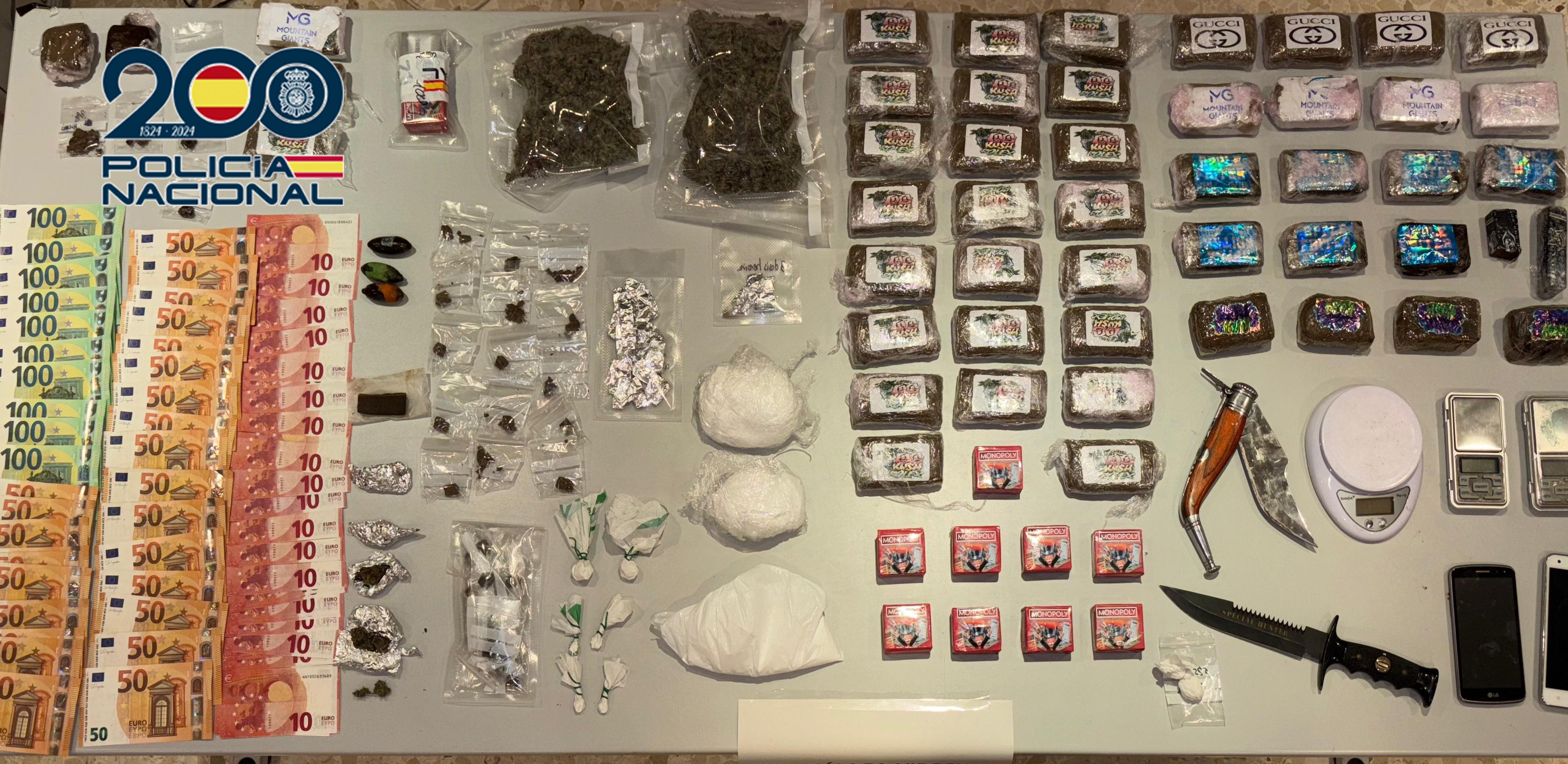 La Policía Nacional desarticula un grupo criminal dedicado a la venta de drogas y detiene a siete personas en Alzira y Málaga La Policía Nacional desarticula un grupo criminal dedicado a la venta de drogas y detiene a siete personas en Alzira y Málaga