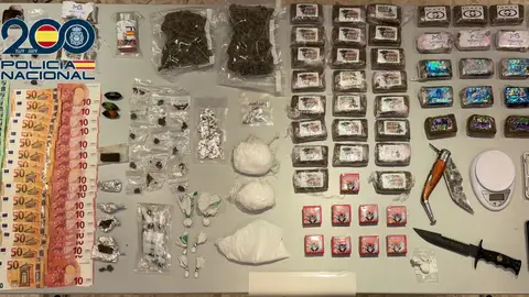 Dinero, drogas, armas y efectos aprehendidos en la operación realizada en Alzira Dinero, drogas, armas y efectos aprehendidos en la operación realizada en Alzira