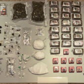 Dinero, drogas, armas y efectos aprehendidos en la operación realizada en Alzira