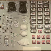 Dinero, drogas, armas y efectos aprehendidos en la operación realizada en Alzira Dinero, drogas, armas y efectos aprehendidos en la operación realizada en Alzira